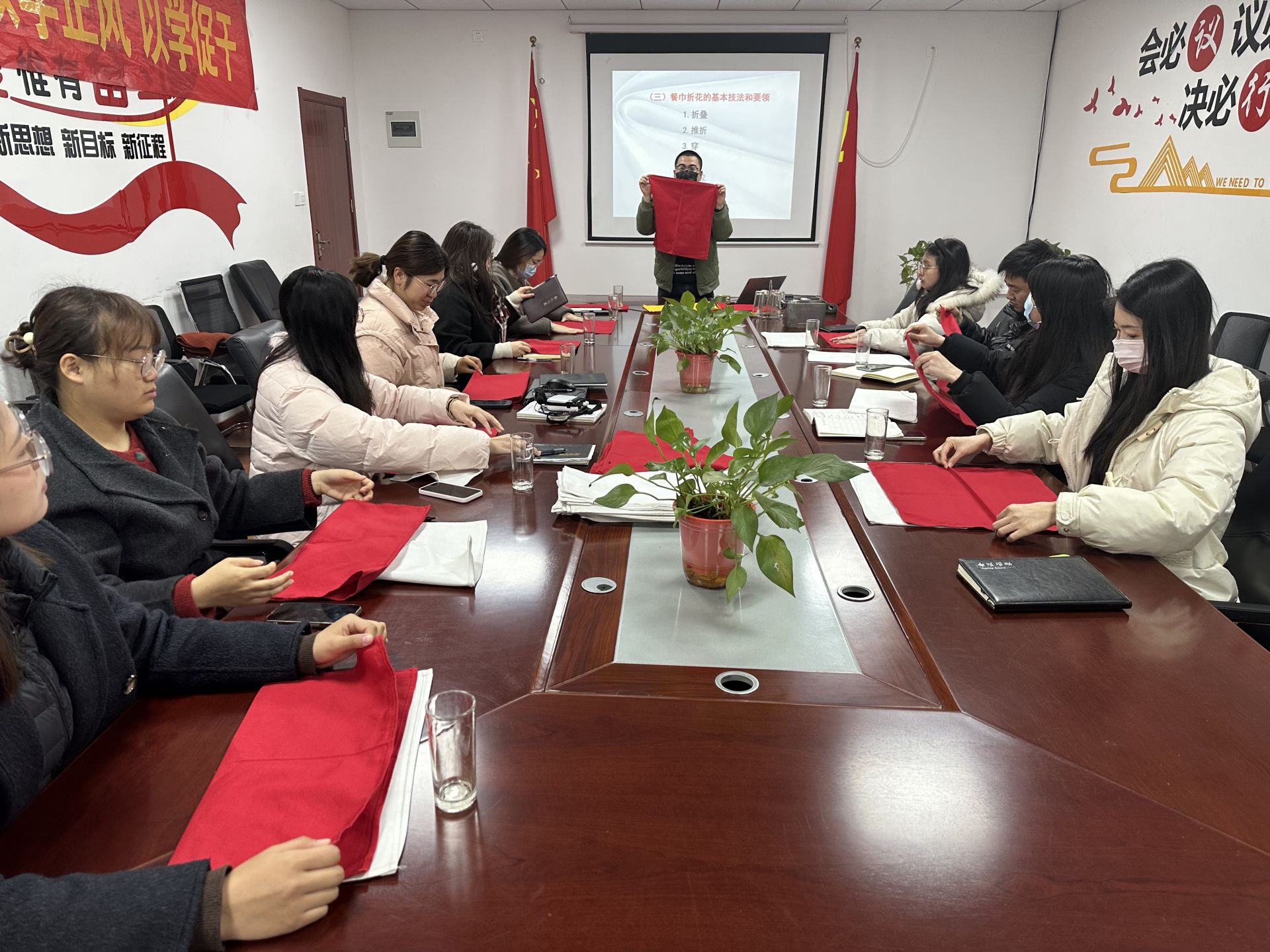 巾上花开，餐巾折花很美丽｜合肥高科经济技工学校文科组开展集体教研活动